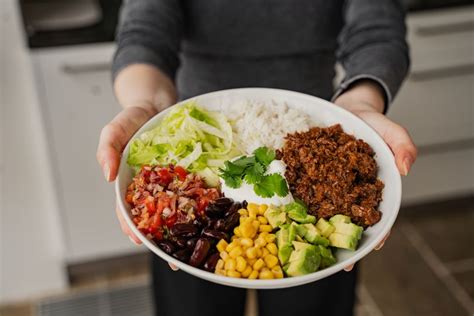 Taniere s fazuľovým chilli a čerstvou zeleninou