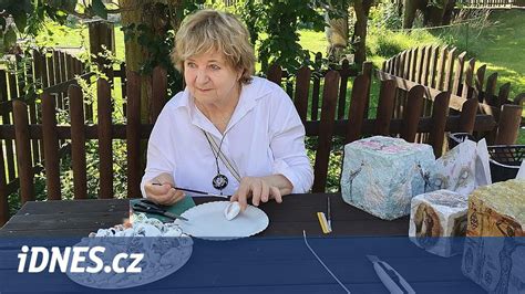 Žena zdobí tortu v domácej kuchyni