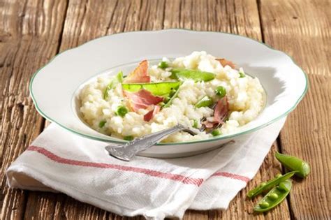 Ingrediencie na jarné rizoto s hráškovými strúčikmi