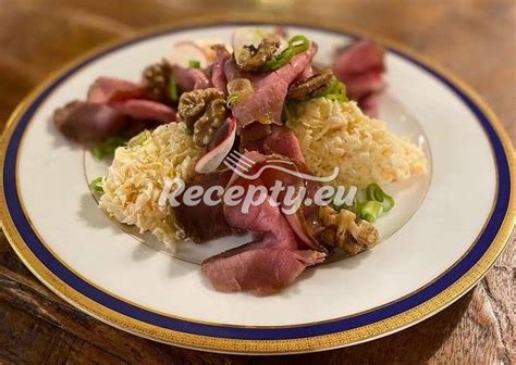 Roastbeef na doske nakrájaný na tenké plátky