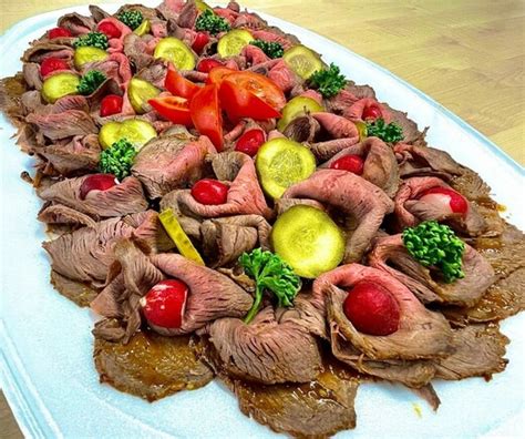 Servírovanie roastbeefu s prílohami