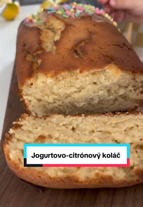 Detail žltého koláča s polevou