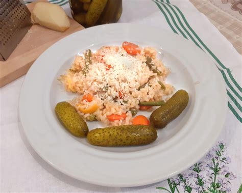 Zeleninové rizoto s rôznymi druhmi zeleniny a syrom