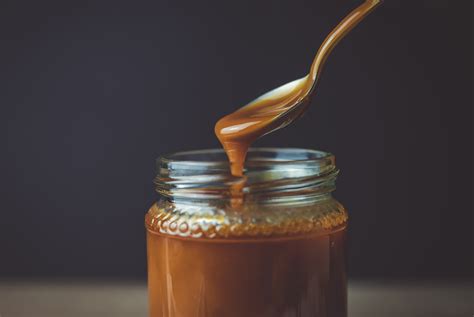 Slaný karamel v miske s lyžičkou