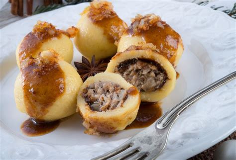 Ilustračné foto surovín na zemiakové bulky so škvarkami