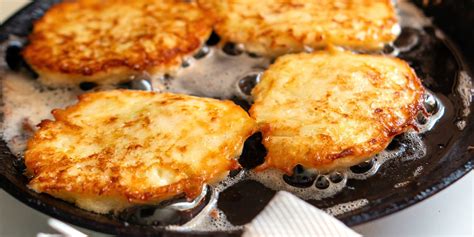 Smaženie zemiakových placiek dozlatista