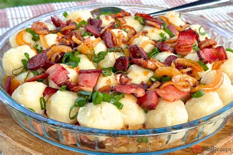 Servírované zemiakové bulky so škvarkami a kyslou kapustou