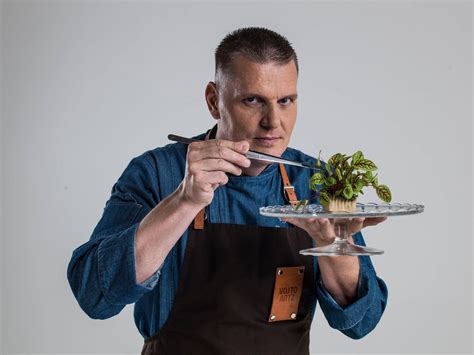 Vojto Artz pri varení