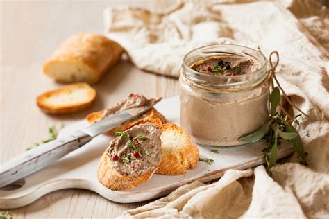 Základné ingrediencie pre pečeňovú paštétu: pečeň, cibuľa, cesnak, masť, bylinky