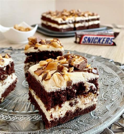 Fitness Snickers koláčik na tanieri s orechmi a karamelom
