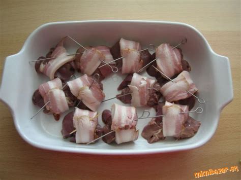 Kuracia pečeň obalená v slaninke na panvici