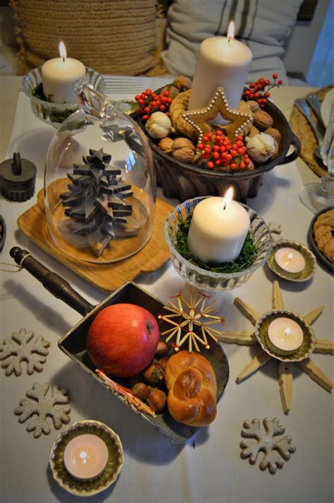 Štedrovečerný stôl s oblátkami, medom a cesnakom