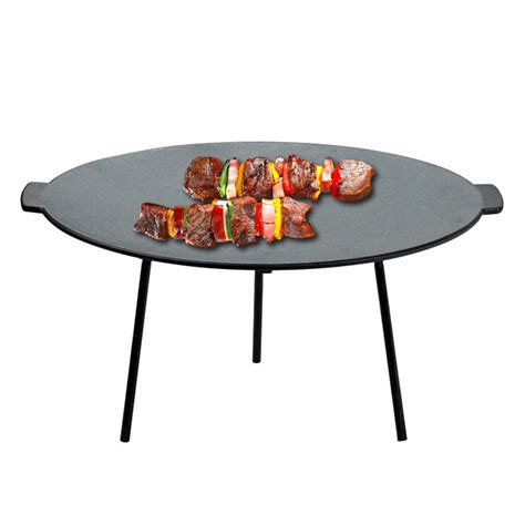 Liatinová grilovacia platňa nad ohňom