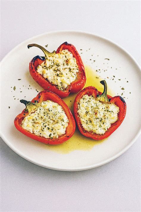 hotové upečené papriky s roztopeným syrom feta na tanieri