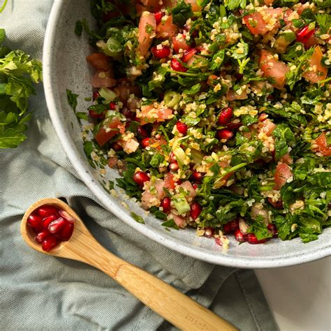 Obrázok hotového bulgur šalátu s edamame a granátovým jablkom