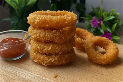 Výber snackov: batátové hranolky a cibuľové krúžky