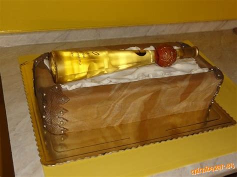 Torta s fľašou v drevenej bedničke