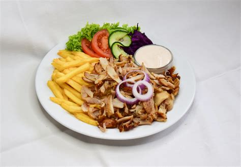 Tanier s vegetariánskym kuracím burgrom a hranolkami