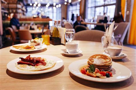 Raňajkové menu v Gesto Cafe & Brunch s vajíčkami, slaninou, klobáskami a toastami.