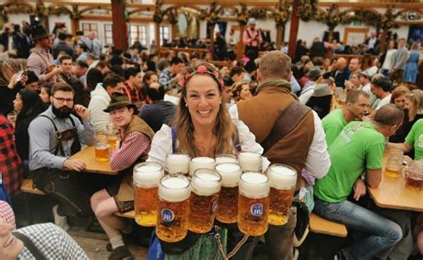 Októberfest v Nemecku s tradičnými pivnými pohármi a jedlom.