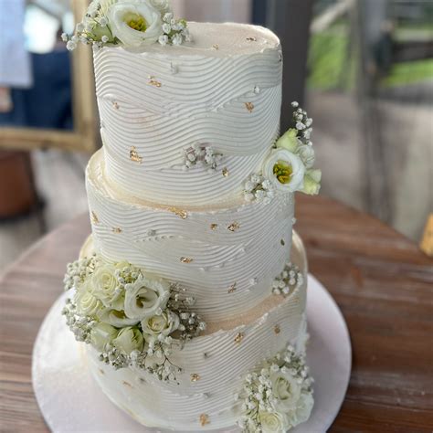 Svadobná torta s kvetinovými motívmi