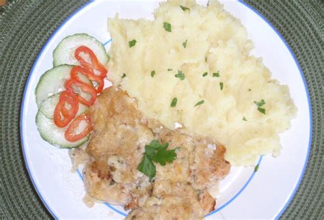 Servírované kuracie pečienky v slaninovom kožúšku so zemiakovou kašou a čerstvým šalátom