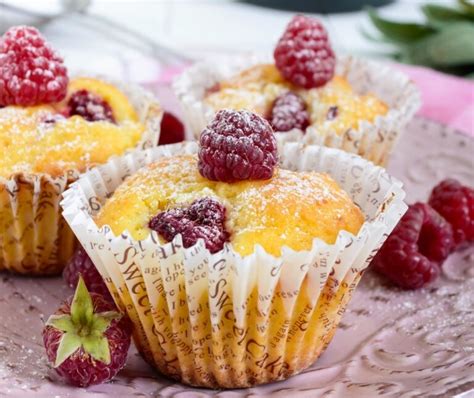 Hotové jogurtové muffiny posypané cukrom