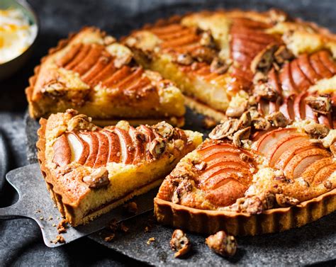 Jablkovo-mandľový tart podávaný s crème fraîche