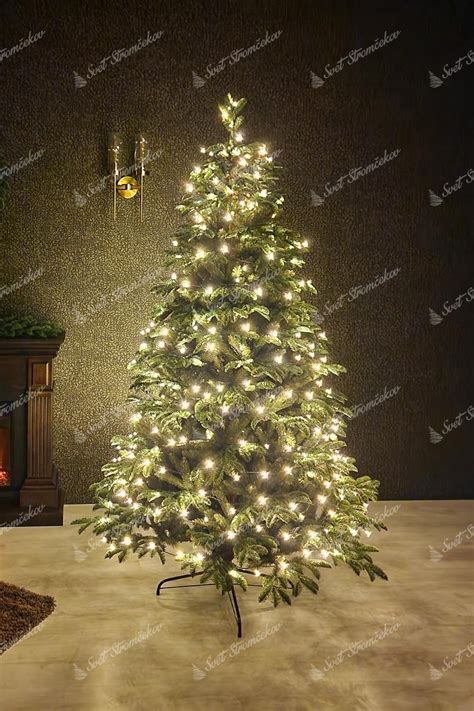 LED vianočné guľkové osvetlenie na vianočnom stromčeku