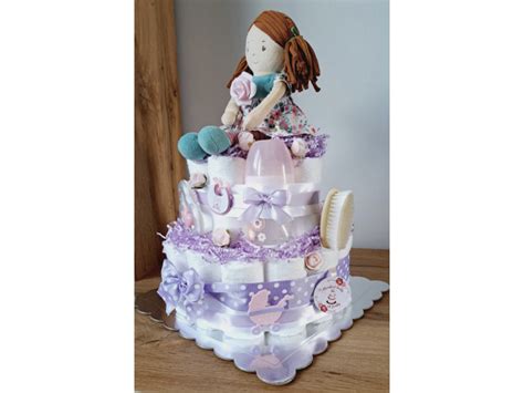 Plienková torta s umiernenými dekoráciami