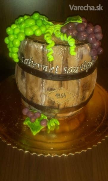 Detailná dekorácia torty s dreveným vzorom a hroznom