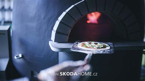 Rodina pripravujúca pizzu v domácej peci