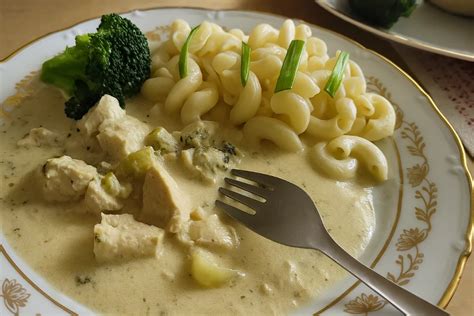 Tanier plný kuracieho soté s brokolicou