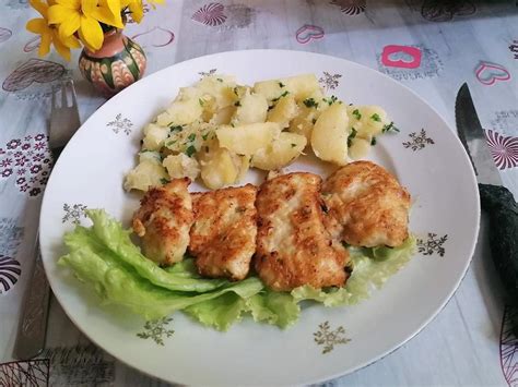 Servírované kuracie kúsky v medovo-zázvorovej marináde so zeleninovým šalátom