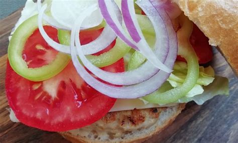 Rôzne čerstvé ingrediencie na burger