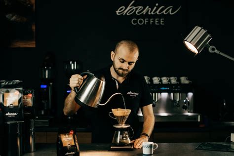 Barista pražiaci kávu vo Villa Rosa