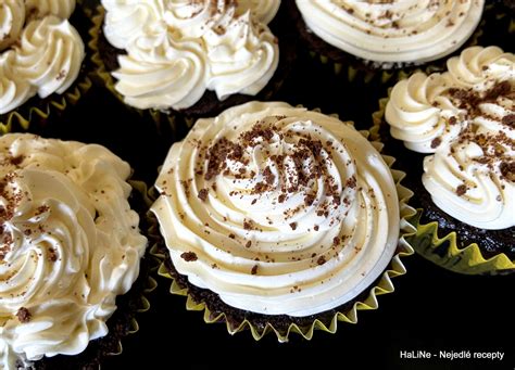 Vianočné cupcaky zdobené karamelovou ganache