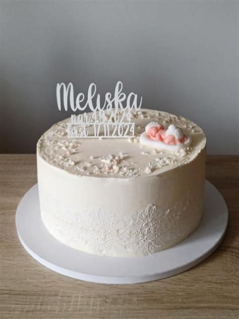 slávnostná torta na krstiny zdobená zlatými prvkami