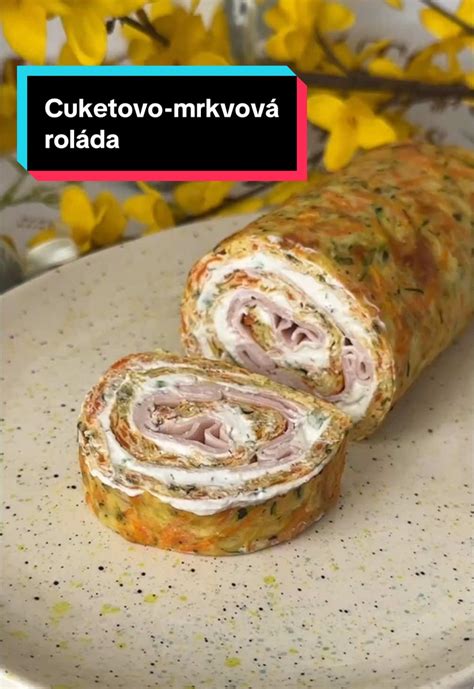 Cuketovo-mrkvová roláda na tanieri s čerstvou zeleninou