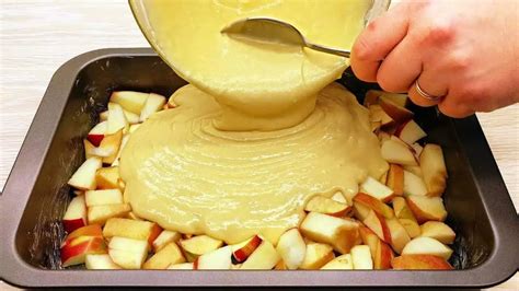 Plátky jabĺk s palacinkovým cestom na plechu pred pečením