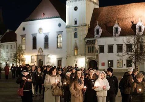 Ľudia so sviečkami na Sviečkovej manifestácii