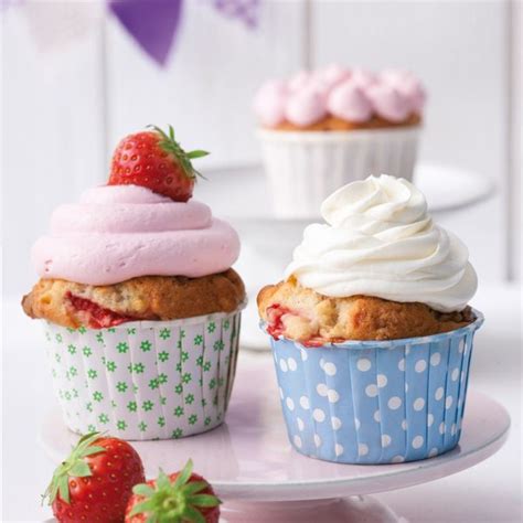 Farebné cupcakes s rôznymi polevami a posýpkami