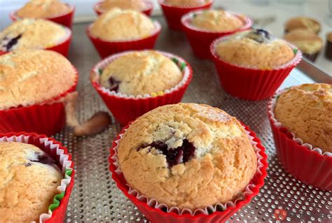 Zábery na prípravu cesta na muffiny a hotové upečené muffiny