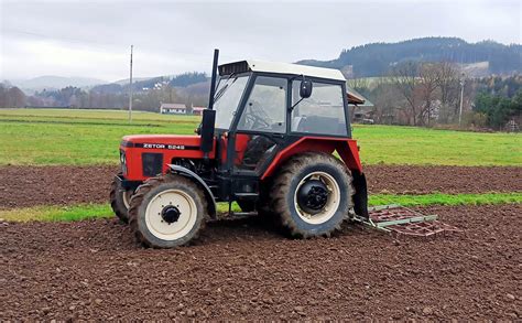 Zetor traktor s vyorávačom zemiakov v akcii na poli