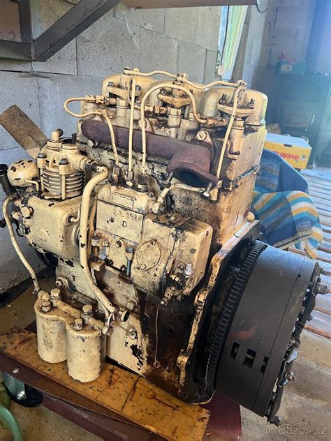 Zetor 3011 pohľad na motor a hydrauliku