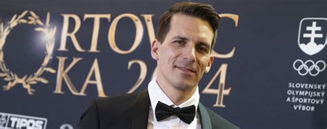Športovec s aplikovaným kineziologickým tejpom na stehne