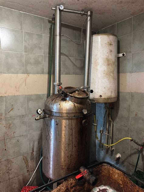 Proces destilácie alkoholu s vyznačením vzniku metanolu