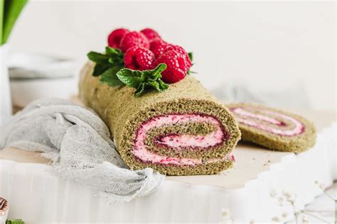 Roláda s malinovým krémom a čerstvým ovocím