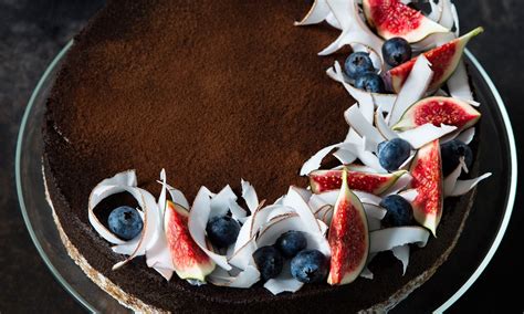 Kakaový cheesecake ozdobený ovocím