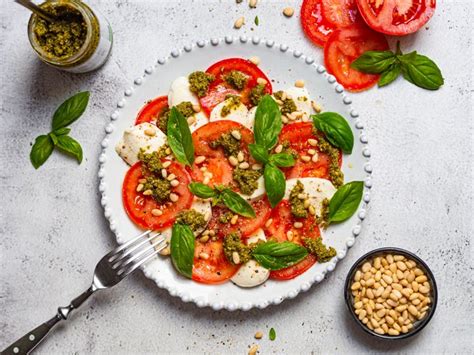 Caprese šalát s mozzarellou a paradajkami